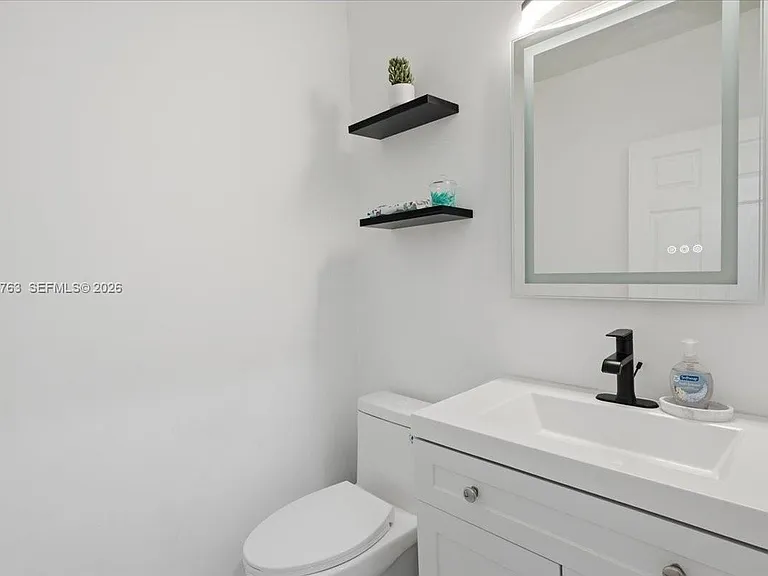976 NE 42nd Ave #0 — Photo 13