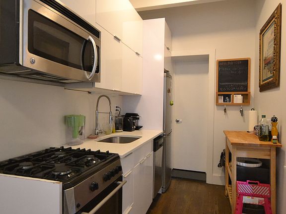 4th image of 109 Saint Marks Pl APT 3