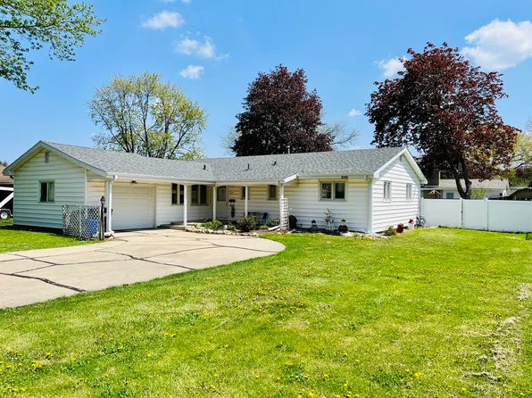 1085 N 2nd St, Rochelle, IL 61068