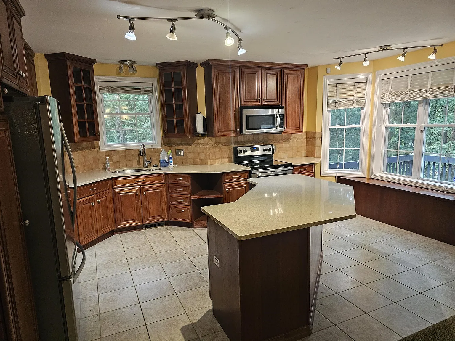 3 bed, 3.0 bath, 2130 sqft, $3,000 — Photo 3