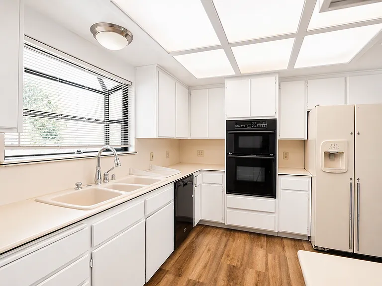 220 Lilac Ct — Photo 9