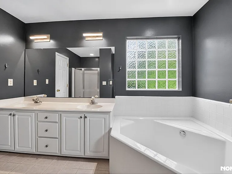 8006 Crenshaw Ln — Photo 17