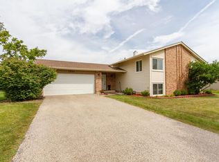 1554 Oregon Trl, Elk Grove Village, IL 60007