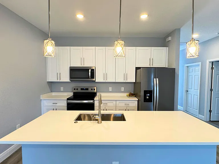 702A Broadway Ave — Photo 9