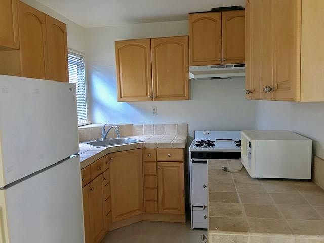 1st image of 12535 Menlo Ave
