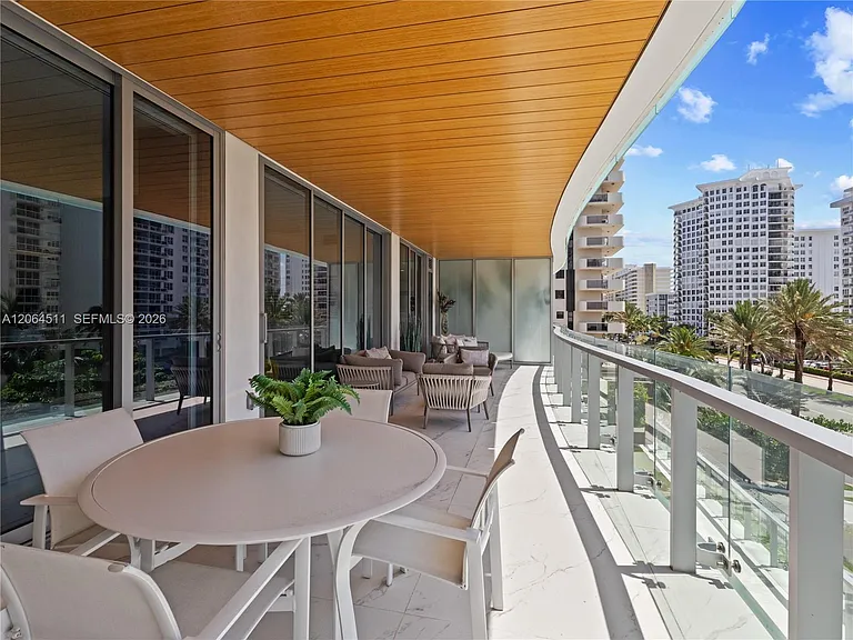 5775 Collins Ave #405 — Photo 31