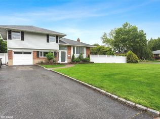 11 Cobb Ln, Commack, NY 11725