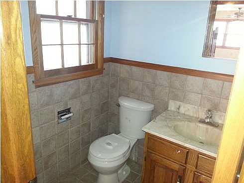 3rd image of 1911 Arlington St