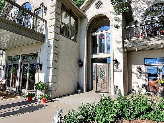 3rd image of 814 Lakeshore Dr NE
