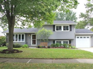 1525 Ronzheimer Ave, St Charles, IL 60174