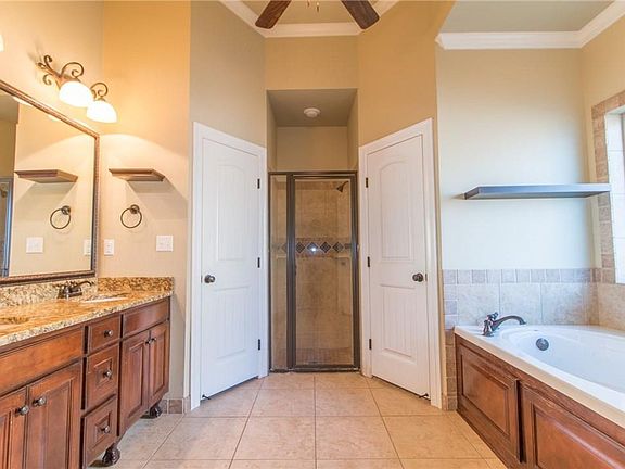 5th image of 306 Camelback Dr