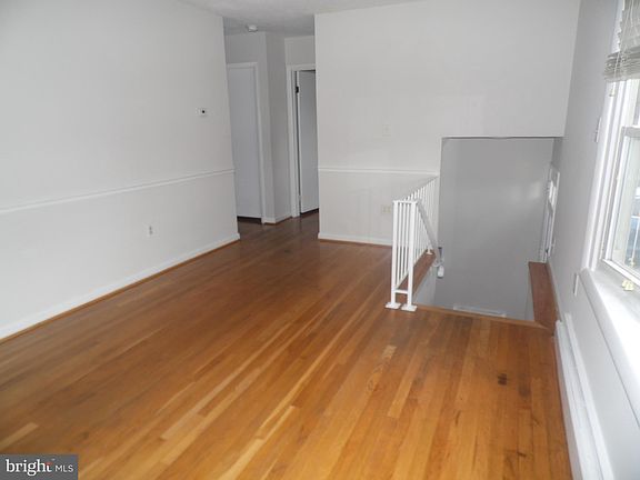 3rd image of 15243 Crescent St