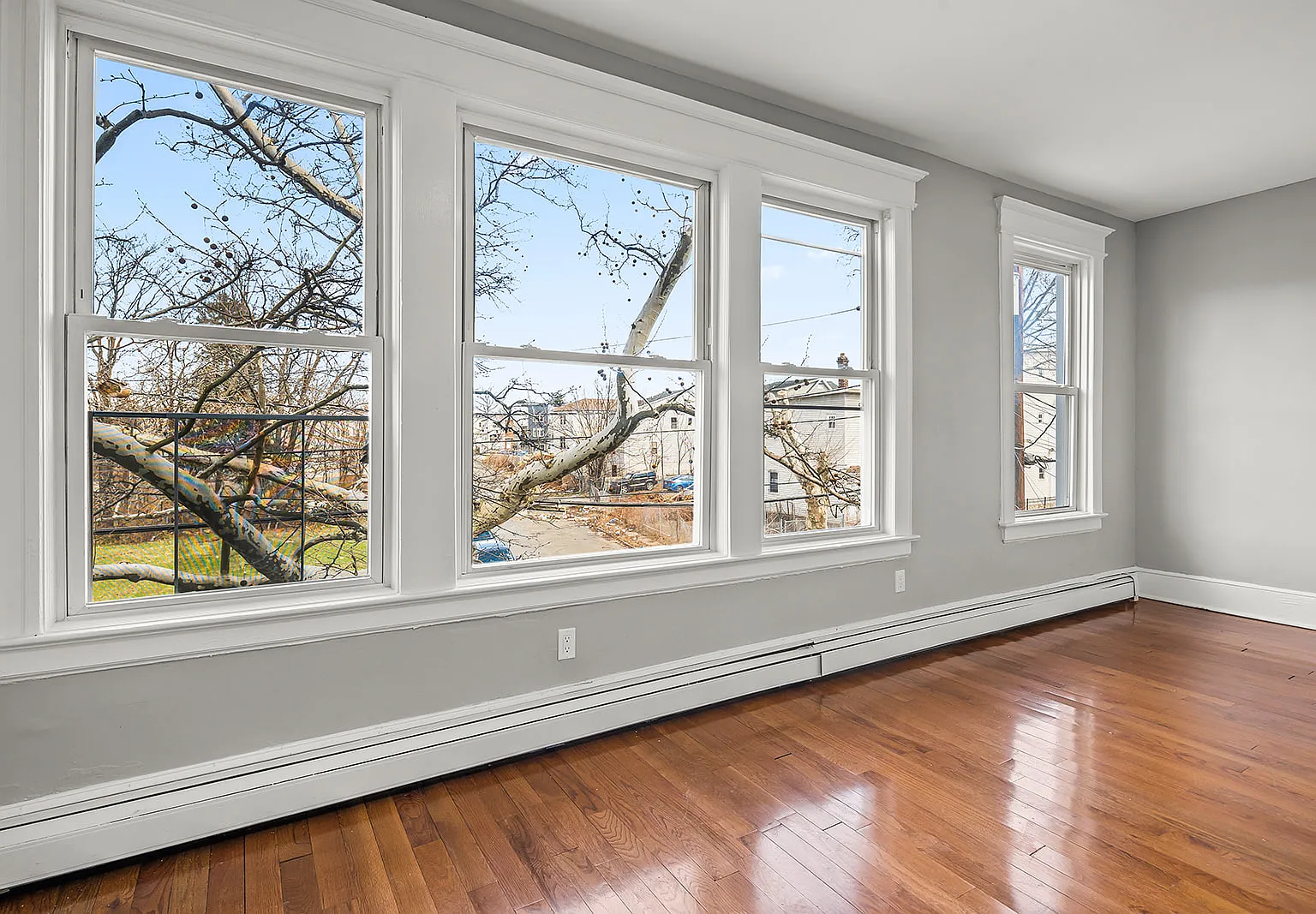 3 bed, 1000 sqft, $2,400 — Photo 3