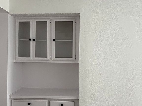 4th image of 7447 Haskell Ave #106