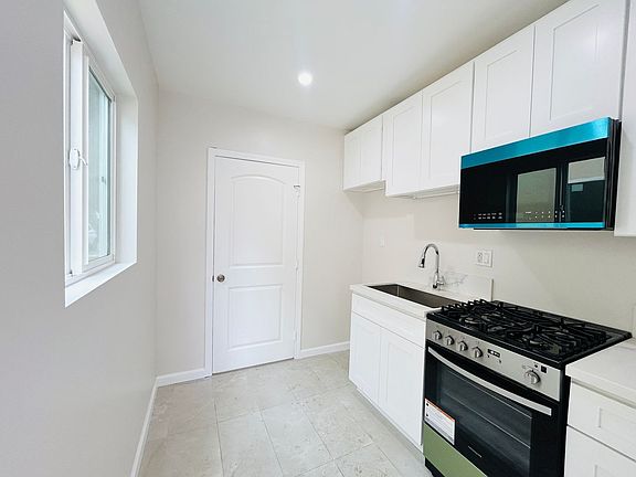 5th image of 14210 Sylvan St #5