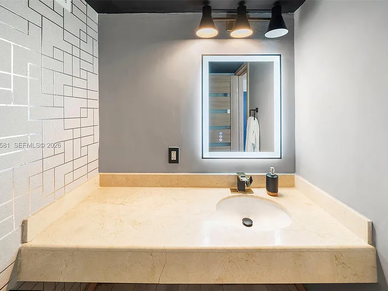 6770 Indian Creek Dr #Penthouse B — Photo 19