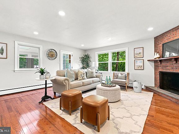 4th image of 1021 Laurence Dr