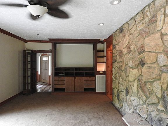 MAIN LIVING ROOM