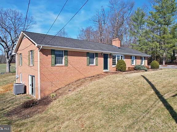 5th image of 472 Honeysuckle Rd