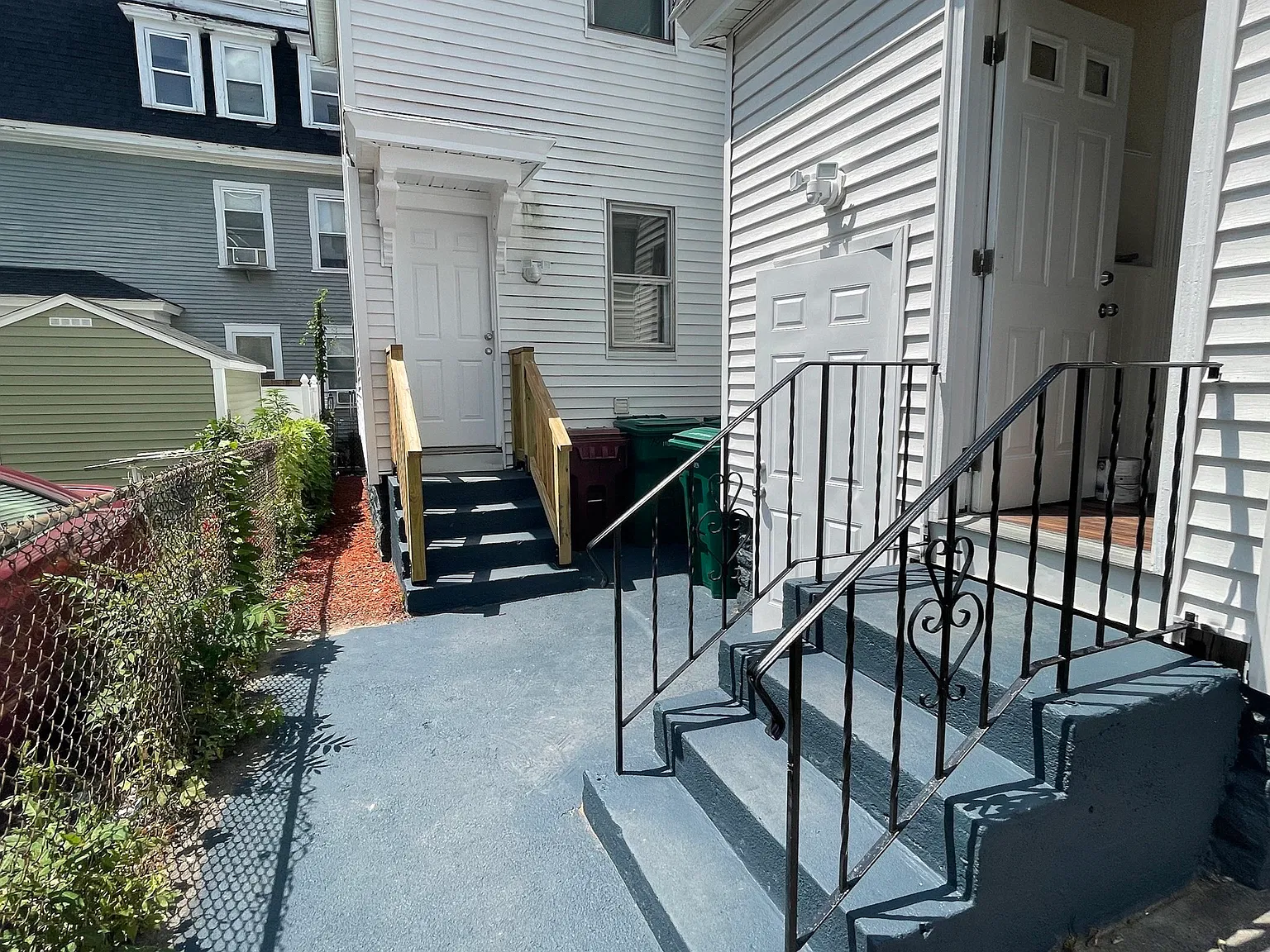5 bed, 1.0 bath, 2000 sqft, $3,200 — Photo 4