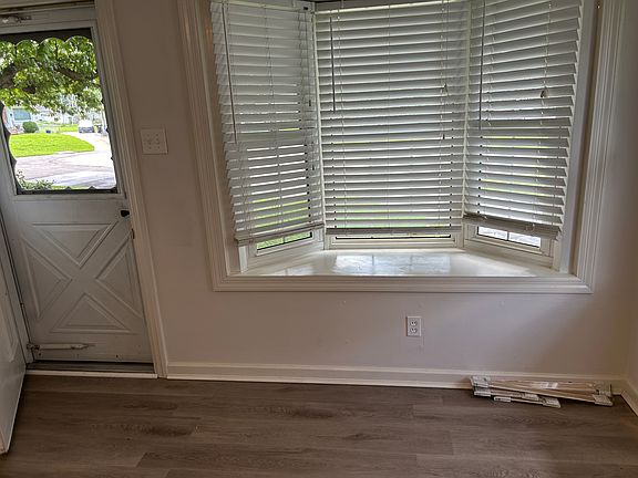 3rd image of 279 Elmdale Ct