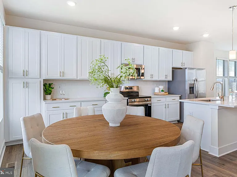 207 Matilda — Photo 12