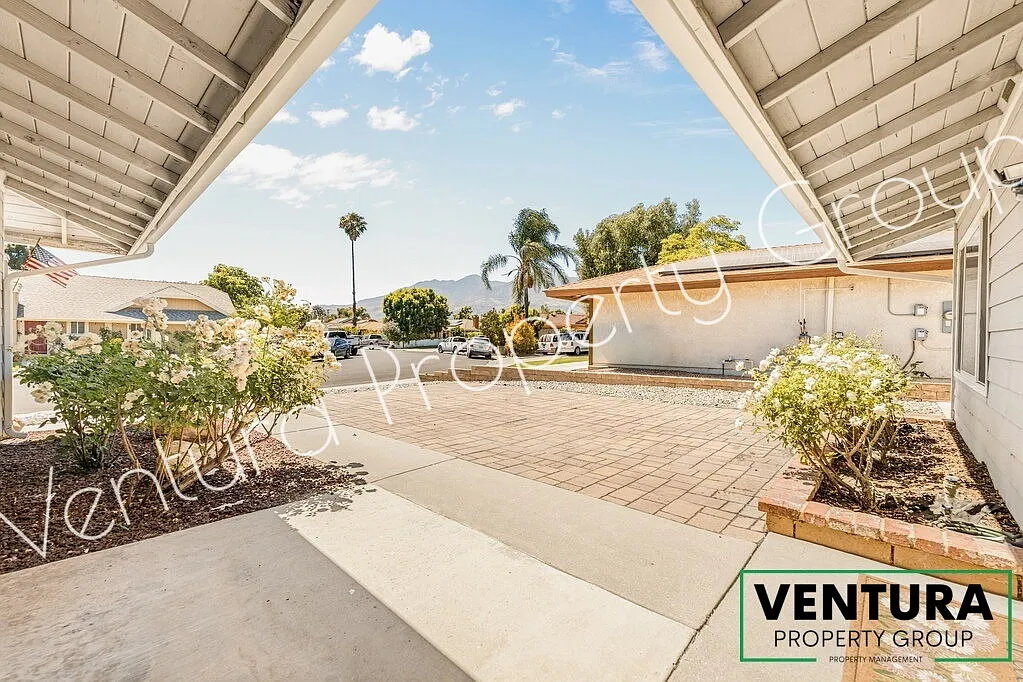 4 bed, 2.0 bath, 1232 sqft, $3,400 — Photo 3