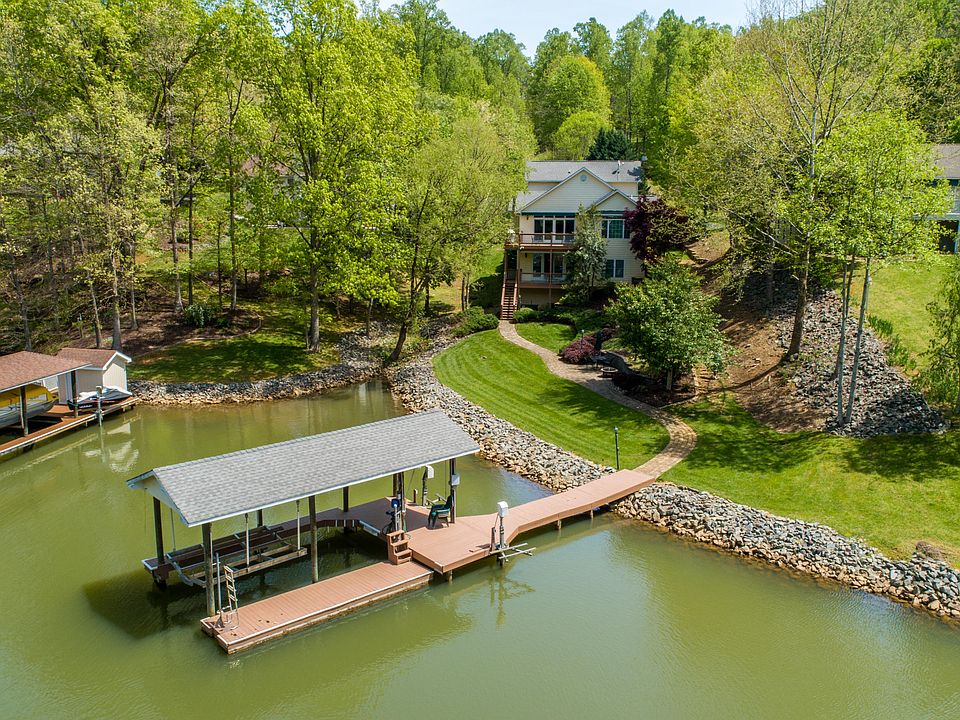 1st image of 695 Back 9 Dr