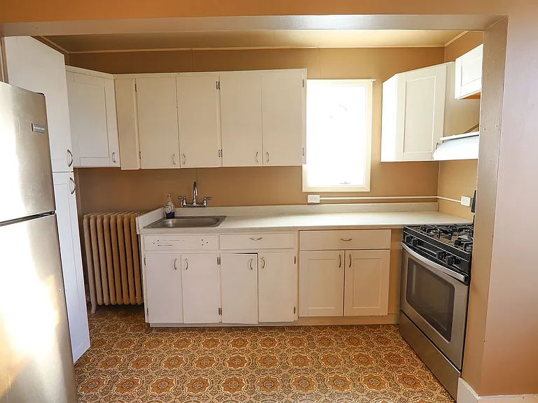 443 Gladstone St — Photo 15