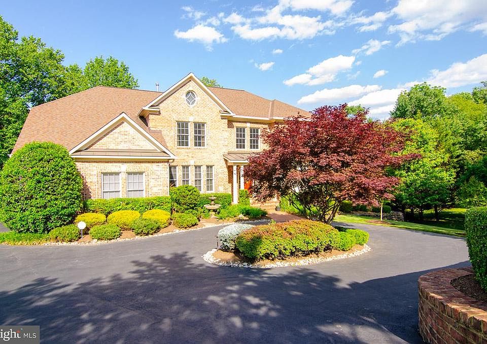 Front of home w. circular driveway & 3 car garage