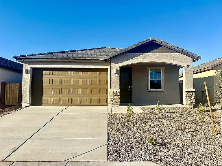 4616 E Amethyst Ln — Photo 2
