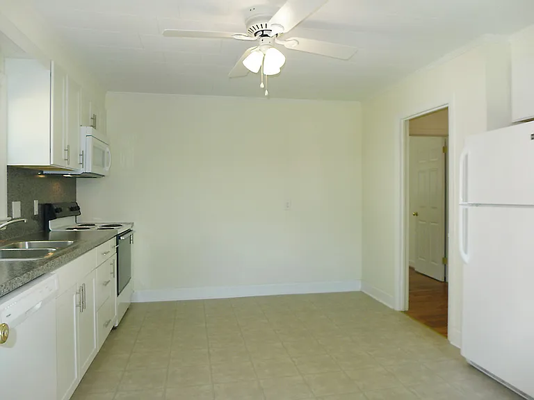 111 Isley St — Photo 7