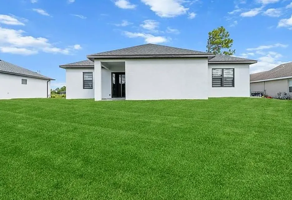 4 bed, 2.0 bath, 1842 sqft, $2,200 — Photo 2