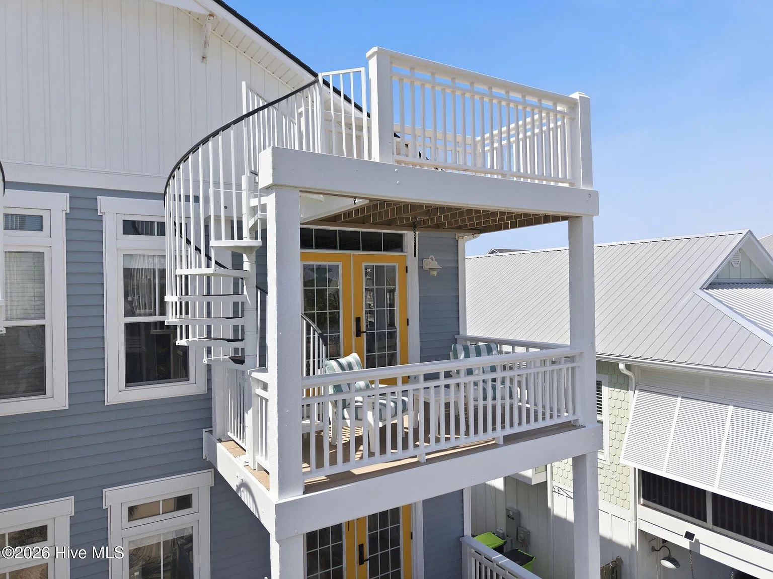 3 bed, 3.0 bath, 1400 sqft, $2,800 — Photo 2