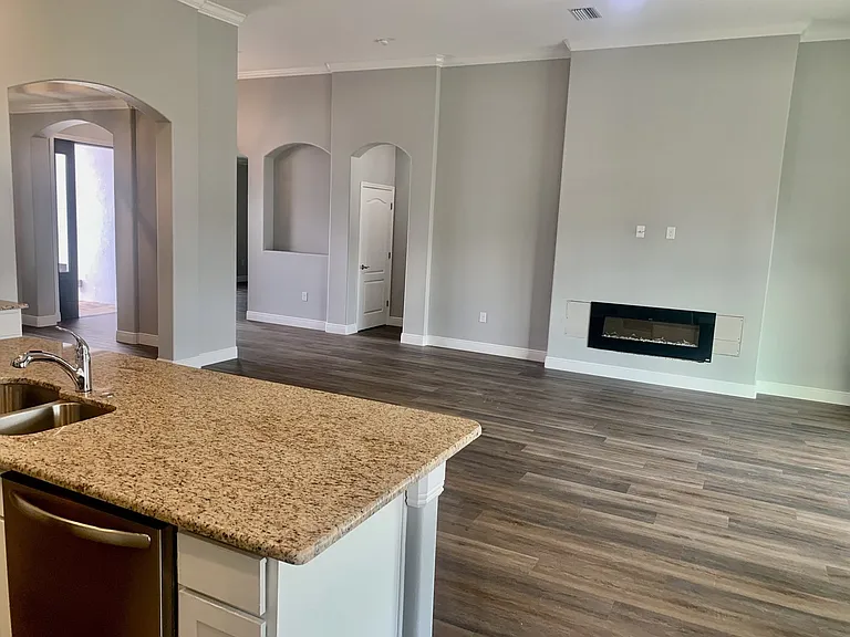 502 Americana Blvd NE — Photo 12