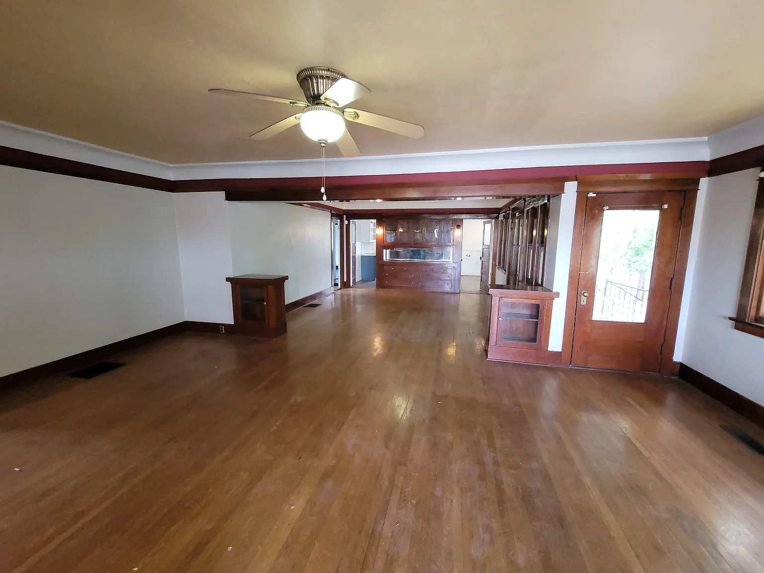 3 bed, 2400 sqft, $2,000 — Photo 2