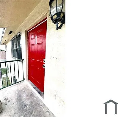 3 bed, 915 sqft, $1,900 — Photo 3