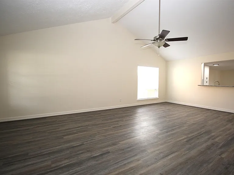 805 Willow Creek Dr — Photo 3