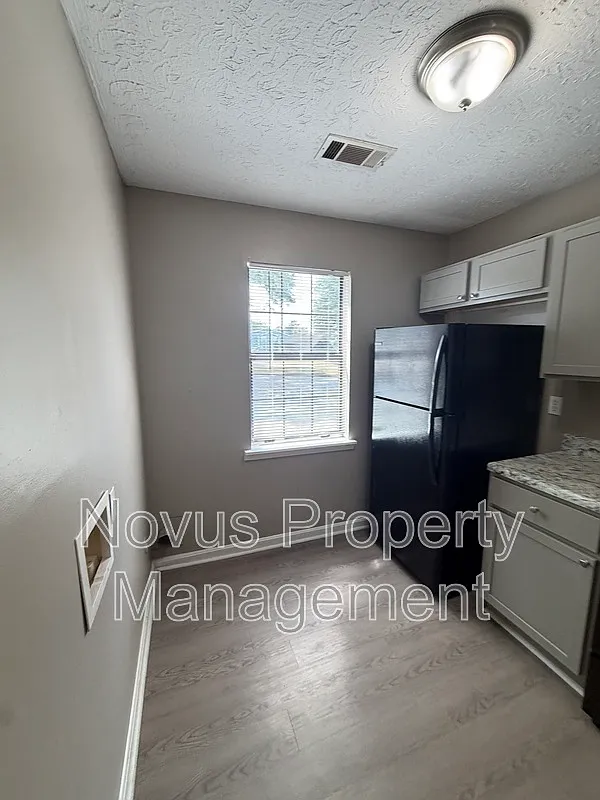2 bed, 1.5 bath, 1050 sqft, $1,185 — Photo 3