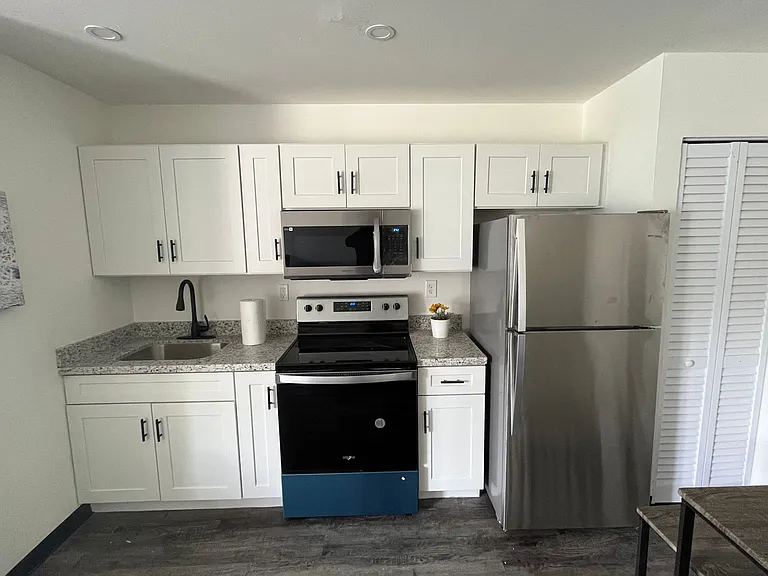 467 NW 8th St — Photo 7