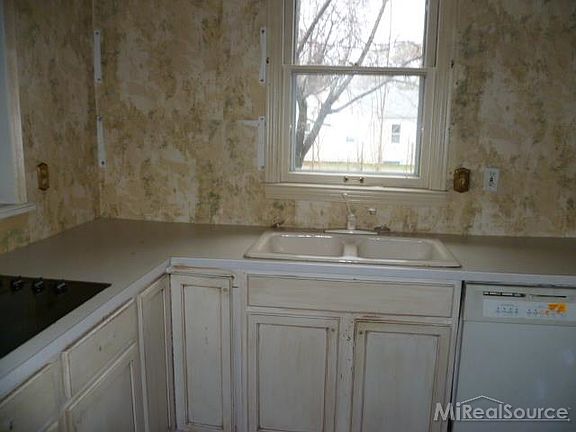 4th image of 21723 Maxine St