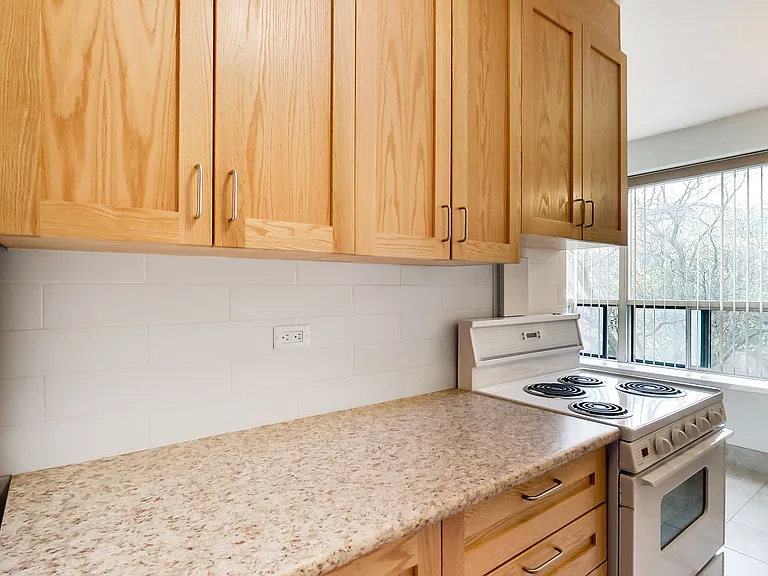 2100 Bathurst St #308 — Photo 48
