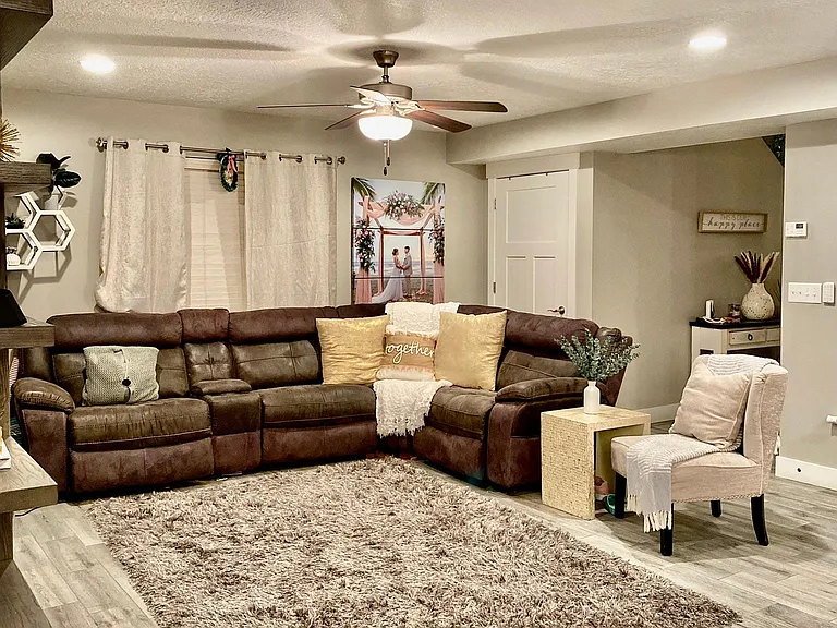 571 N Redwood Rd — Photo 5