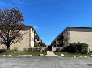 5121 N East River Rd #2F, Chicago, IL 60656