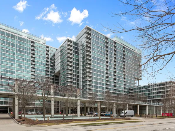 9655 Woods Dr Unit 902, Skokie, IL 60077