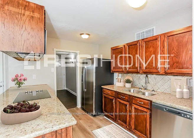 906 Fort Worth St — Photo 3