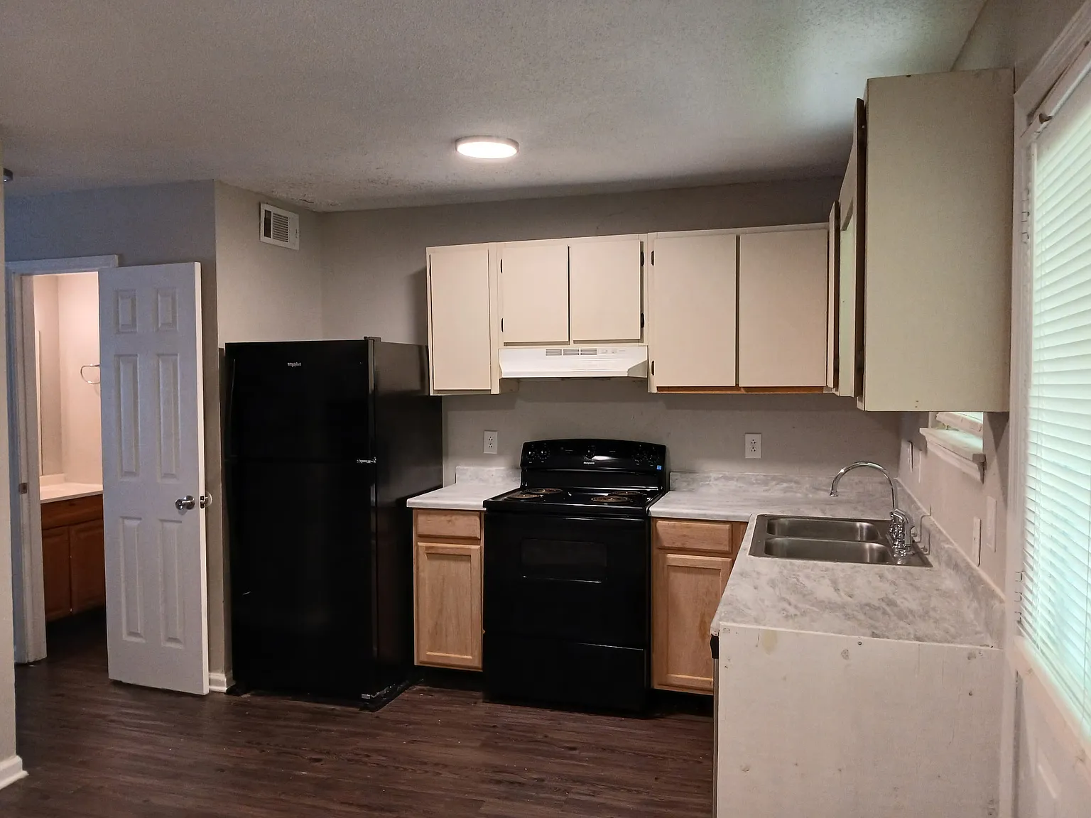 2 bed, 1.5 bath, 1056 sqft, $999 — Photo 2