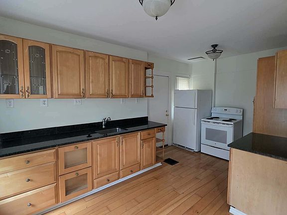 3rd image of 47 University St