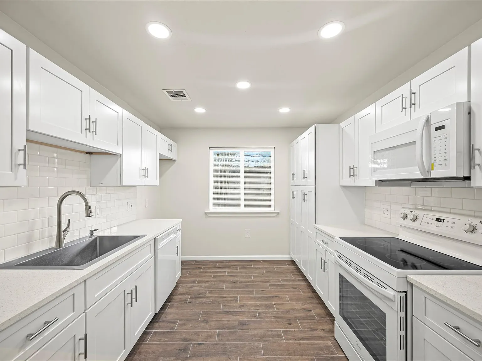 3 bed, 2.5 bath, 1608 sqft, $1,800 — Photo 1