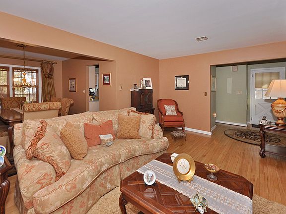4th image of 9 Van Ness Pl